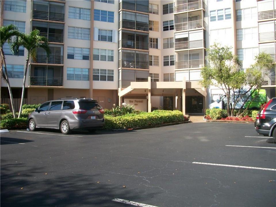 900 SAINT CHARLES Place 311, Pembroke Pines, Flórida 33026, Estados Unidos
