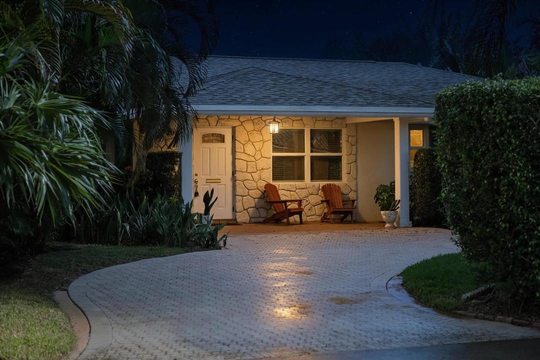 129 Alhambra Place, West Palm Beach, Florida 33405, USA