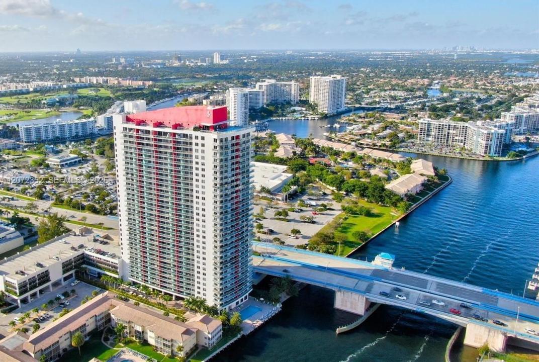 2602 E Hallandale Beach Blvd R710, Hallandale Beach, Floryda 33009, USA