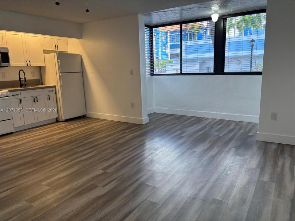 5033 NW 7th St 101, Miami, Florida 33126, USA