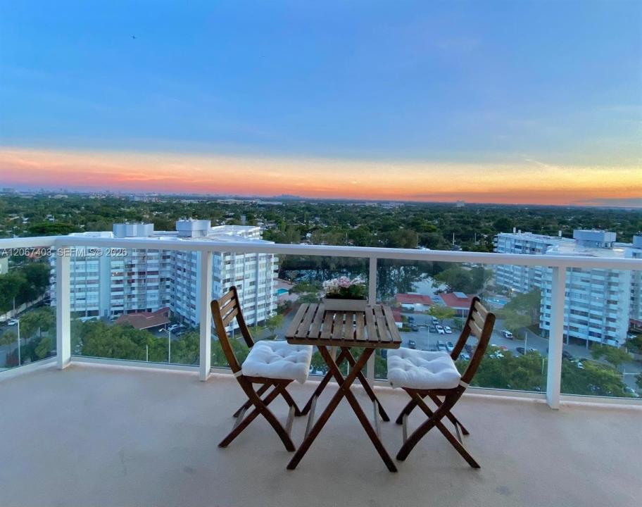 1351 NE Miami Gardens Dr PH1725E, Miami, Floride 33179, États-Unis
