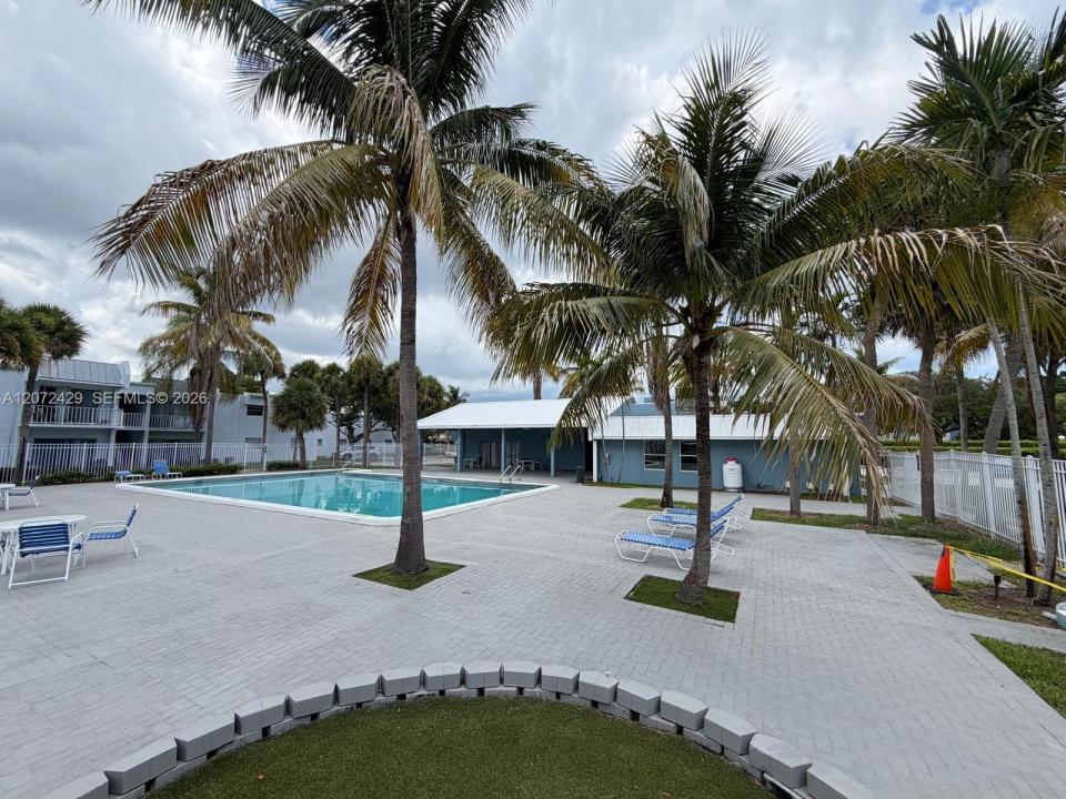 411 Executive Center Dr 109, West Palm Beach, Florida 33401, USA