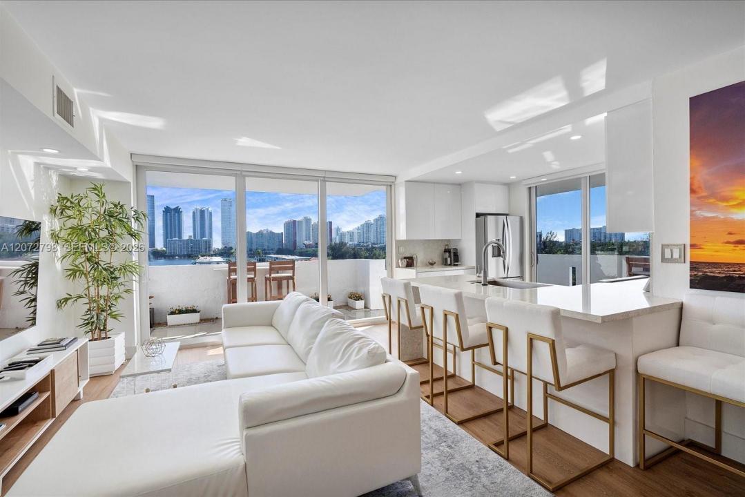 3703 NE 166th St 701, North Miami Beach, Floride 33160, États-Unis