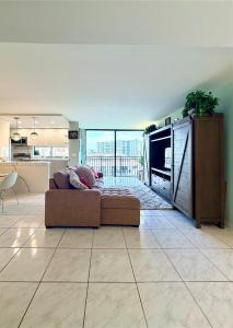 17021 N Bay Rd 802, Sunny Isles Beach, Florida 33160, USA