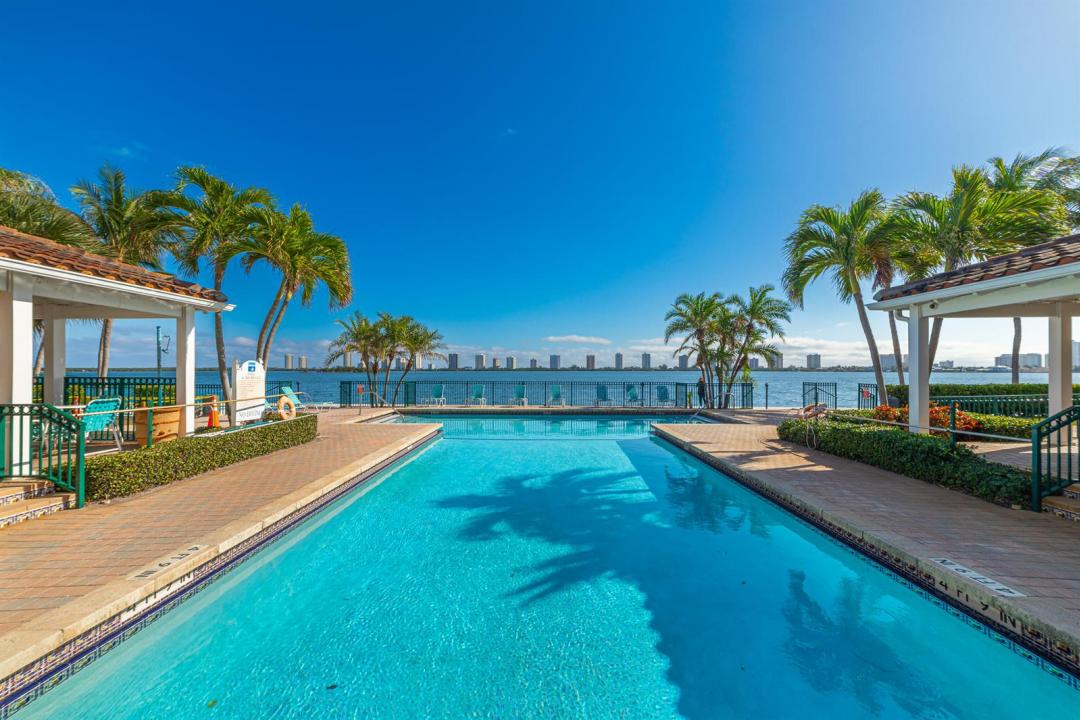 1145 Lake Shore Drive 206, Lake Park, Floride 33403, États-Unis