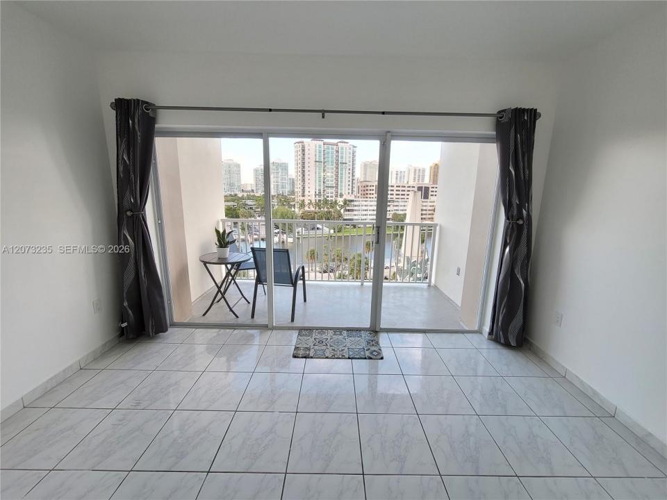 300 Bayview Dr 603, Sunny Isles Beach, Florida 33160, Stati Uniti