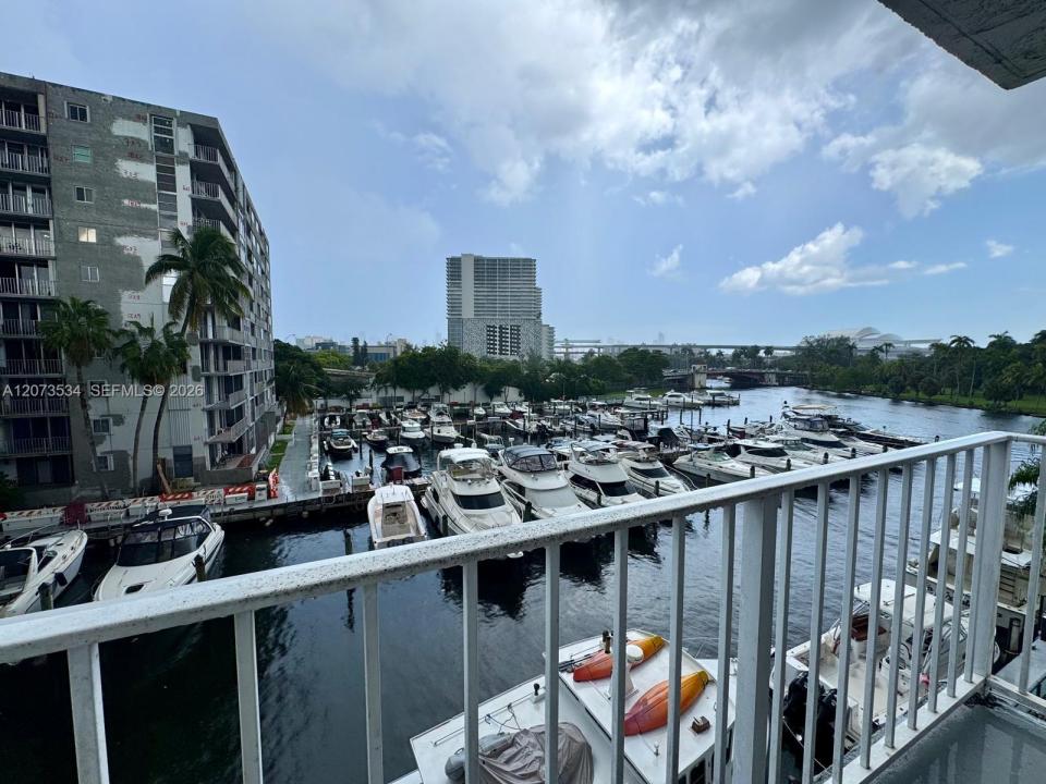 1720 NW N River Dr 408, Miami, Flórida 33125, Estados Unidos