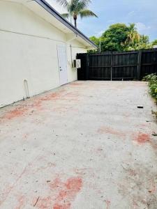 17521 NE 4th Ave, Miami, Florida 33162, USA