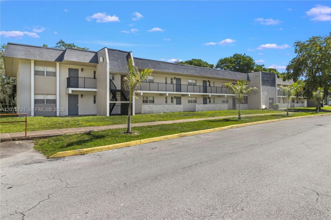 7925 Fairview Dr 105, Tamarac, Florida 33321, USA