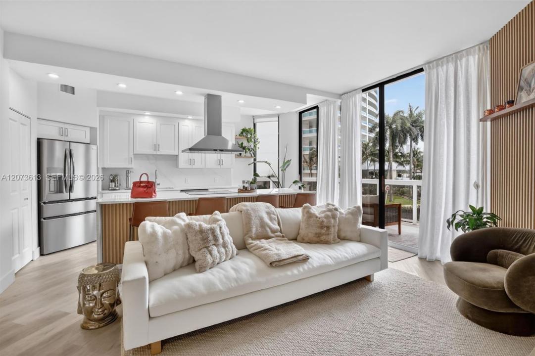 20185 E Country Club Dr 204, Aventura, Florida 33180, USA
