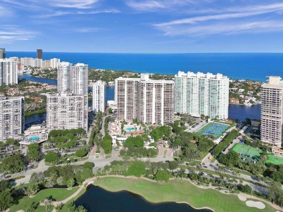 20281 E Country Club Dr 404, Aventura, Florida 33180, USA