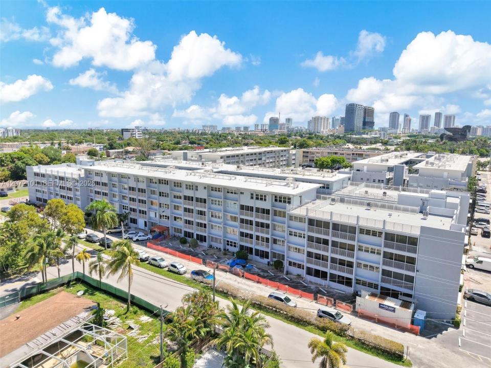 215 SE 3rd Ave 206B, Hallandale Beach, Florida 33009, USA