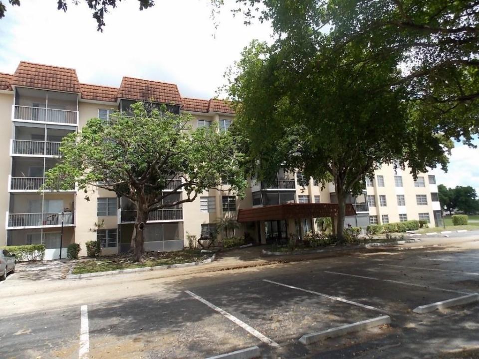4158 Inverrary Drive 106, Lauderhill, Florida 33319, USA