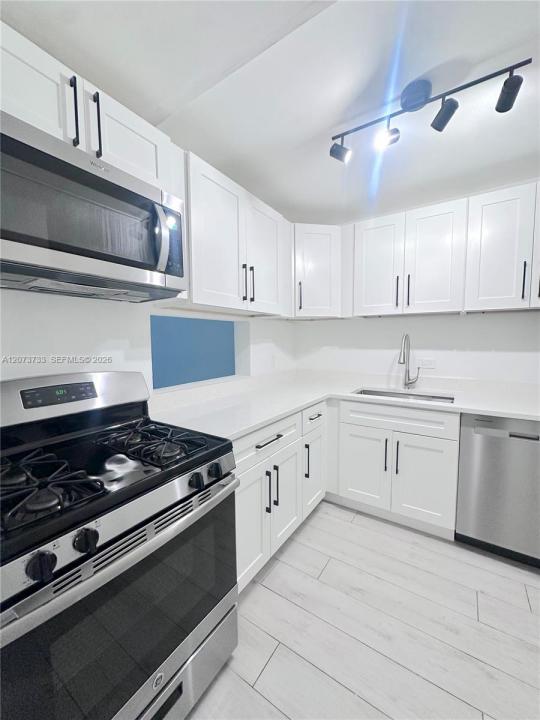 6890 N Kendall Dr B204, Pinecrest, Florida 33156, USA