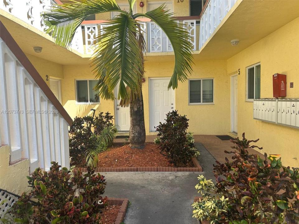 724 NE 4th St 5, Hallandale Beach, Florida 33009, USA