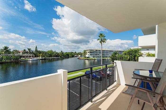 401 Golden Isles Dr 211, Hallandale Beach, Florida 33009, USA