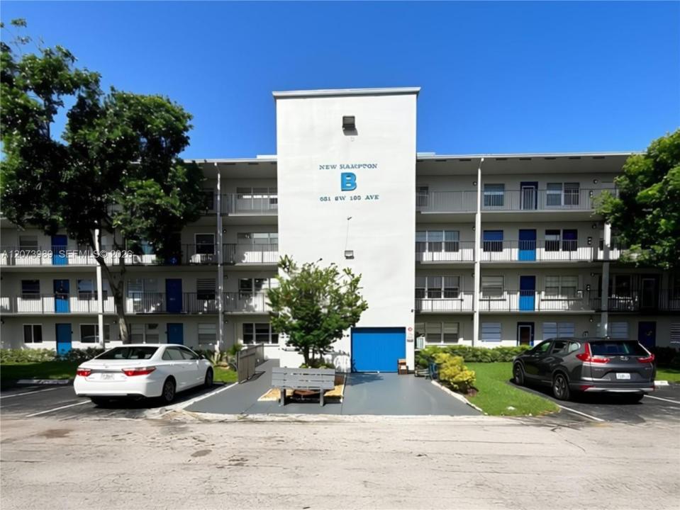 551 SW 135th Ave 413B, Pembroke Pines, Florida 33027, USA