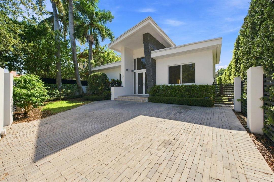 121 S GORDON Road, Fort Lauderdale, Florida 33301, USA