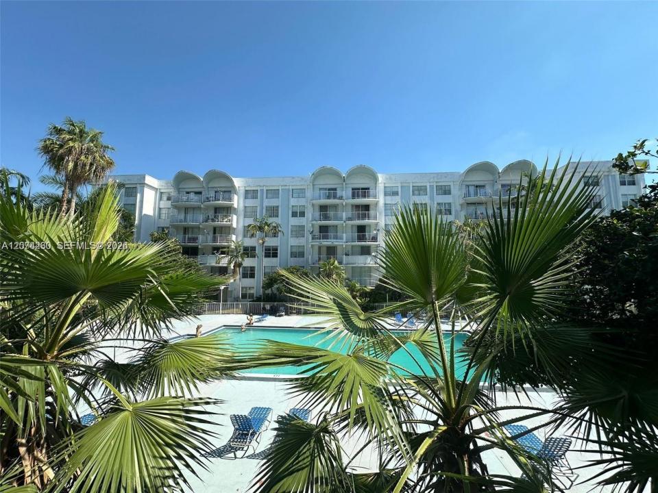 492 NW 165th St Rd C-210, Miami, Flórida 33169, Estados Unidos