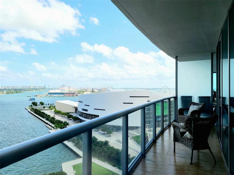 888 Biscayne Blvd 1610, Miami, Floryda 33132, USA
