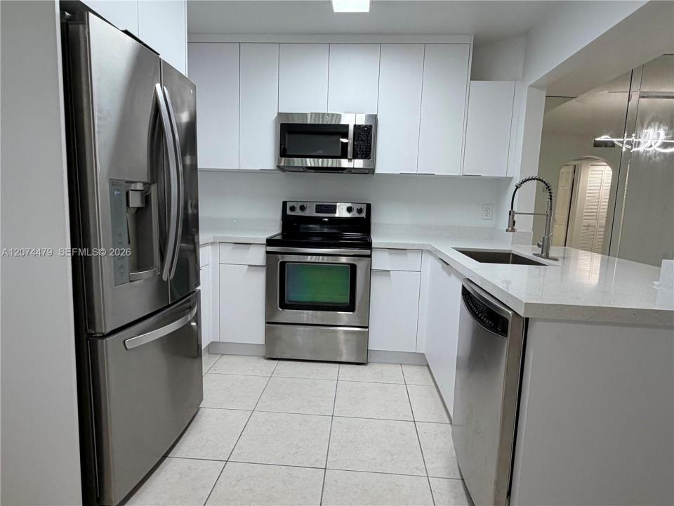 423 NE 210th Cir Ter 104-25, Miami, Florida 33179, USA