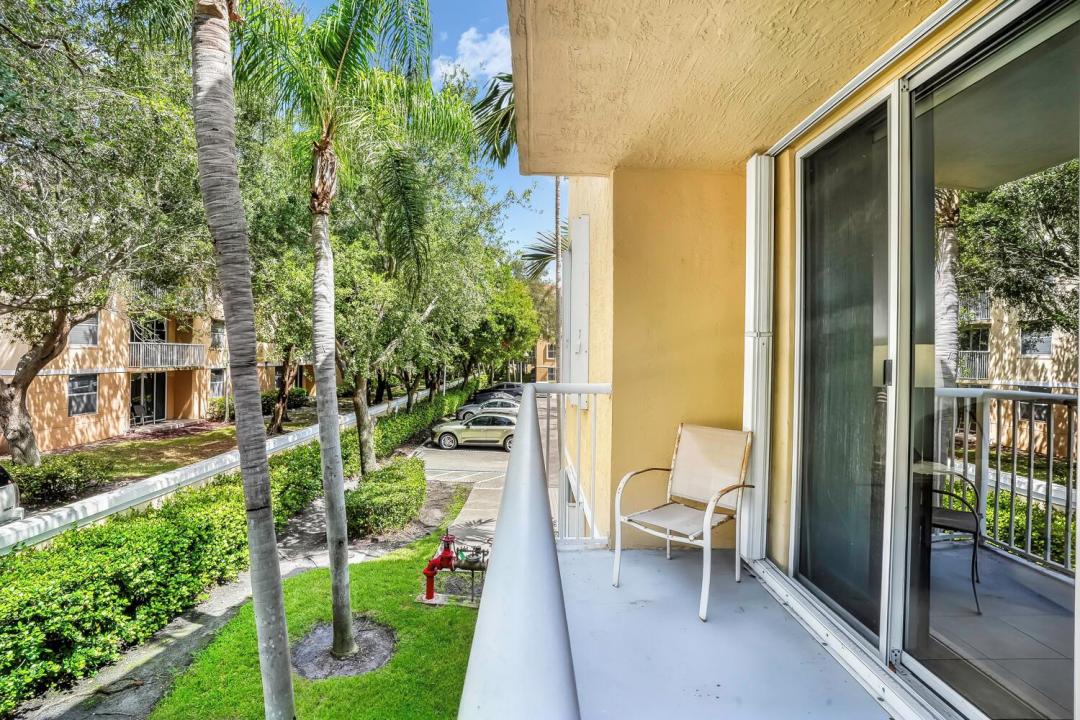 609 E SHERIDAN Street 208, Dania Beach, Florida 33004, USA