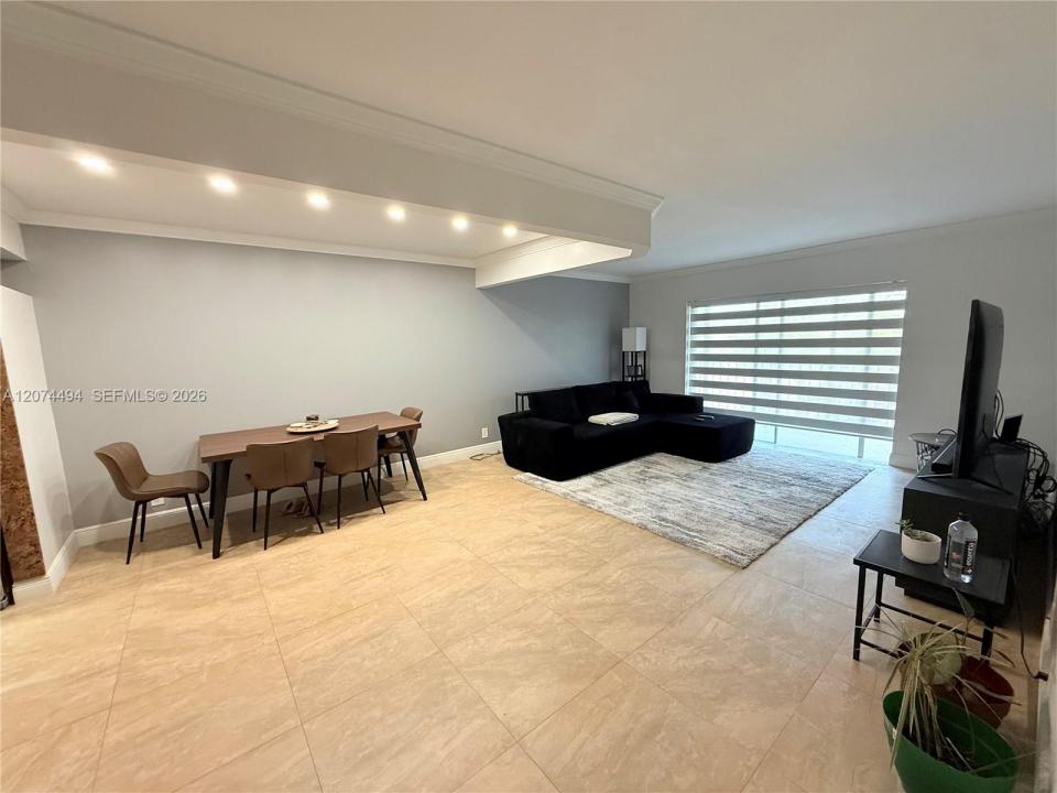 6101 N Falls Cir Dr 405, Lauderhill, Florida 33319, USA