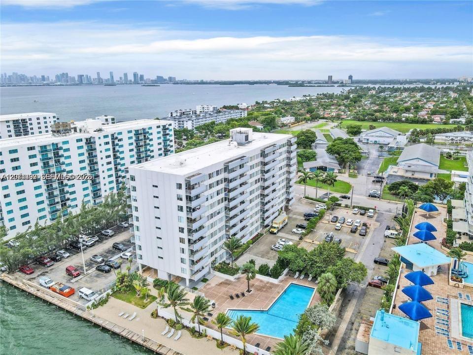 7545 E Treasure Dr 1A, North Bay Village, Floride 33141, États-Unis