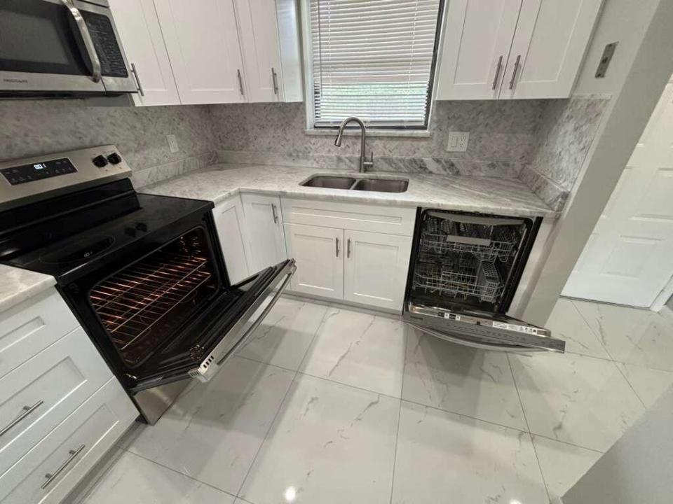 21913 Lake Forest Circle 201, Boca Raton, Floride 33433, États-Unis