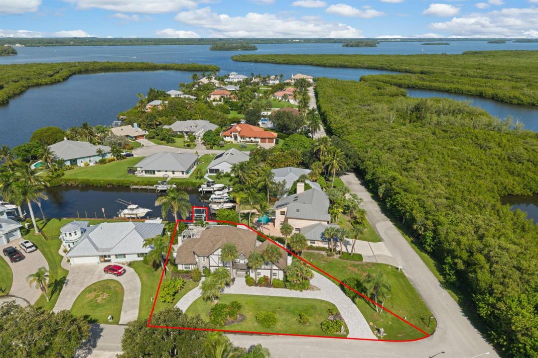 121 Queen Eugenia Court, Fort Pierce, Florida 34949, USA