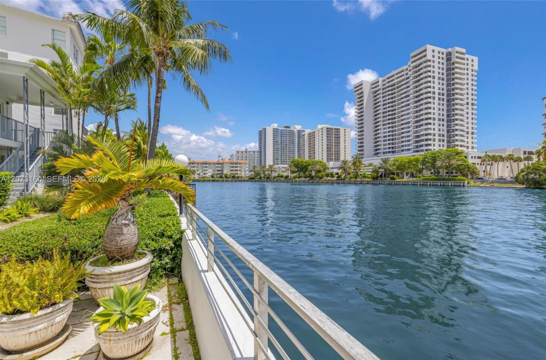 2445 Lake Pancoast Dr 4, Miami Beach, Florida 33140, Stati Uniti