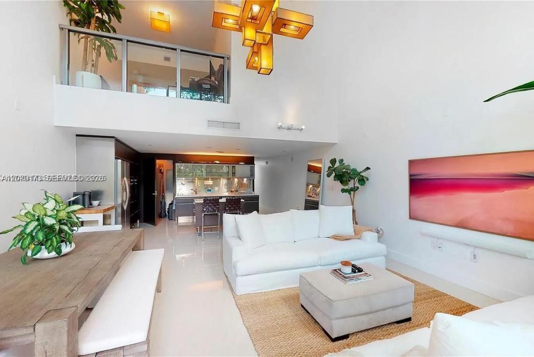 6000 Collins Ave 124, Miami Beach, Florida 33140, USA