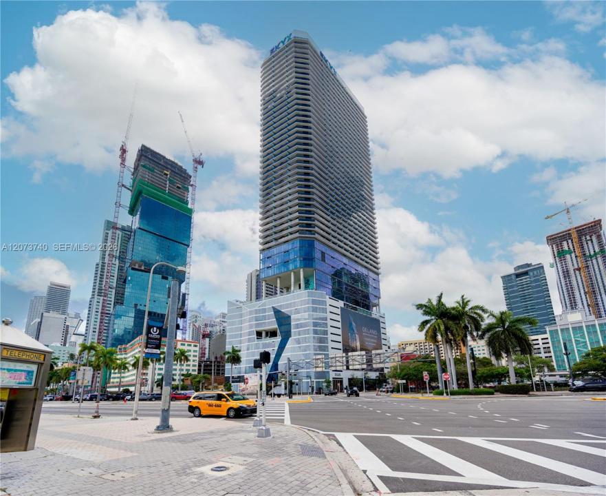 398 NE 5th St 2517, Miami, Floryda 33132, USA