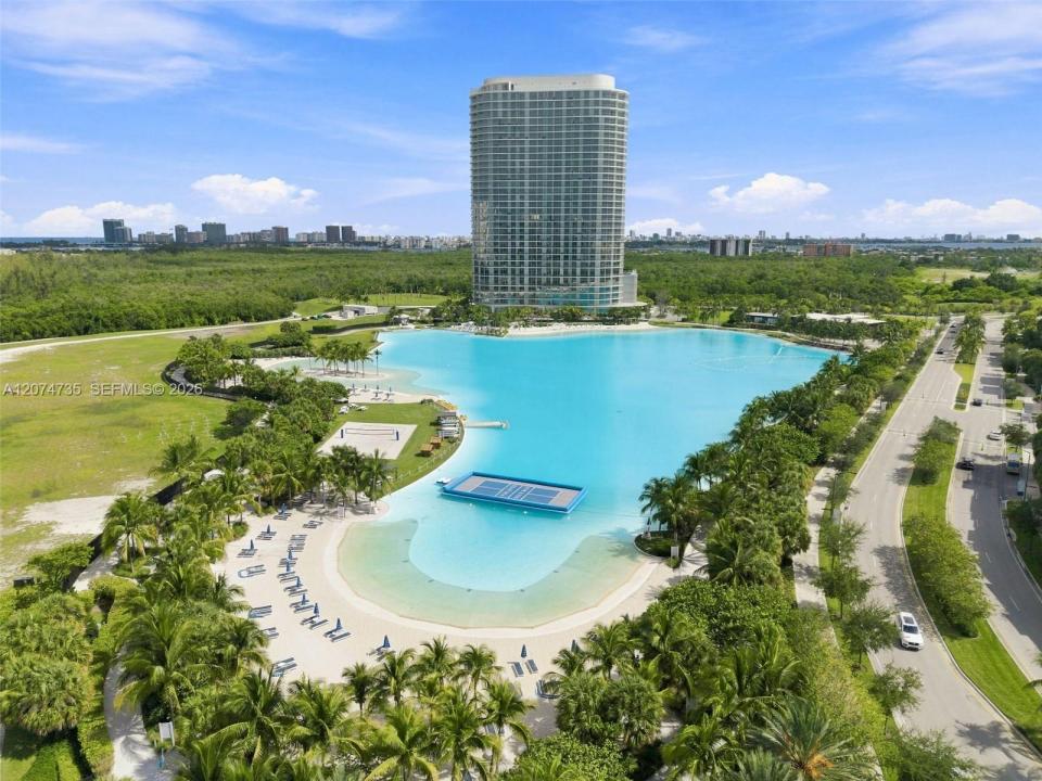 2411 Laguna Circle 1704, North Miami, Floride 33181, États-Unis
