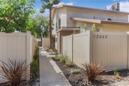 1/2 Village Drive, Cerritos, Califórnia 90703, Estados Unidos
