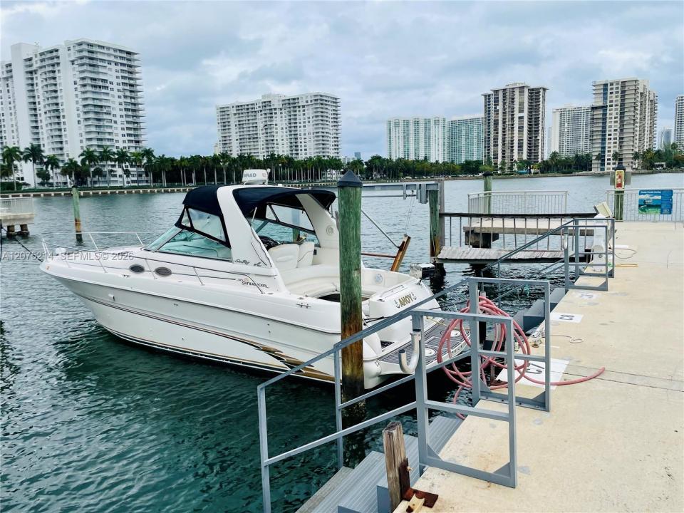 18081 Biscayne Blvd *BOAT SLIP C-8, Aventura, Floride 33160, États-Unis