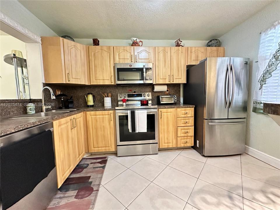 3910 Inverrary Blvd 202-B, Lauderhill, Florida 33319, Stati Uniti