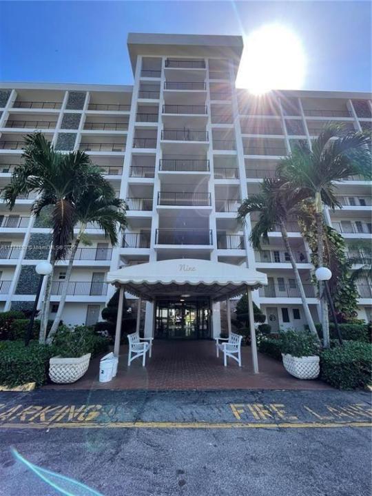 3100 N PALM AIRE Drive 204, Pompano Beach, Florida 33069, USA