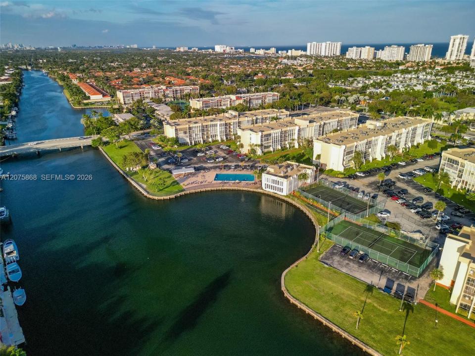 2000 Atlantic Shores Blvd 407, Hallandale Beach, Floryda 33009, USA