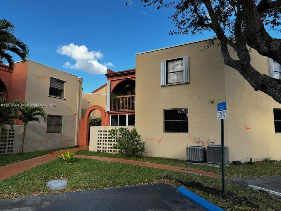 10257 NW 9th St Cir 102-10, Miami, Florida 33172, USA