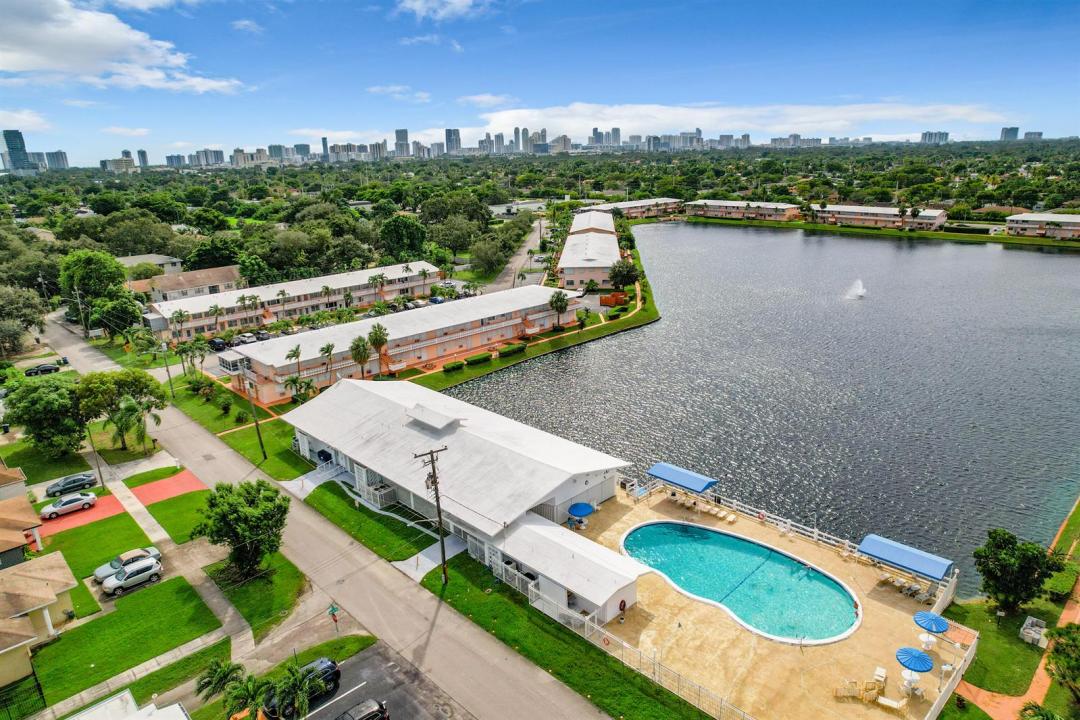 815 SW 10th Terrace 17V, Hallandale Beach, Floride 33009, États-Unis