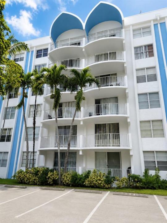 484 NW 165TH ST Street A-609, Miami, Floride 33169, États-Unis
