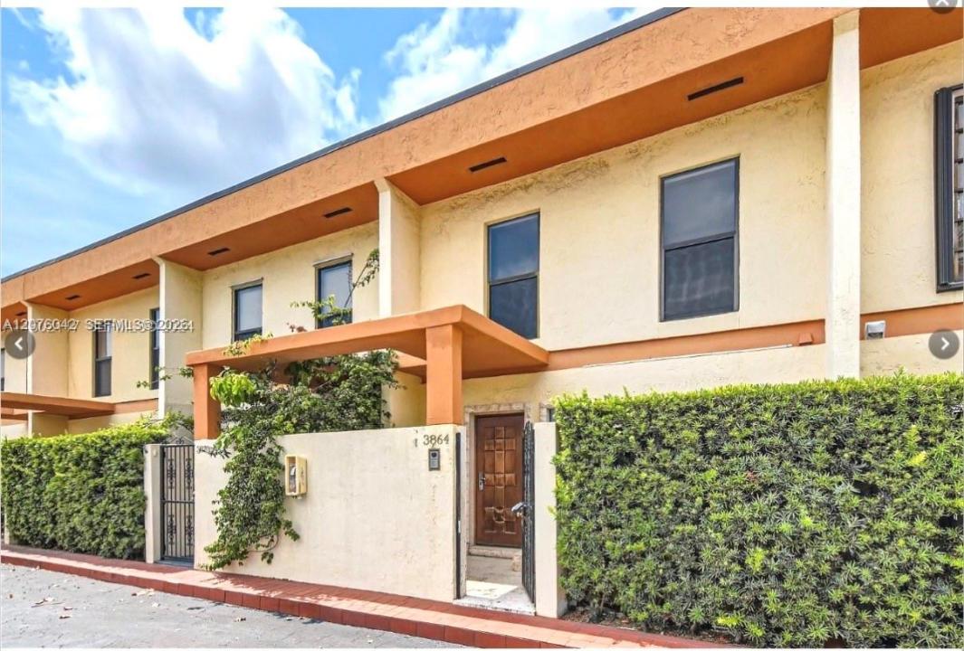 3864 NE 167th St 5, North Miami Beach, Florida 33160, USA