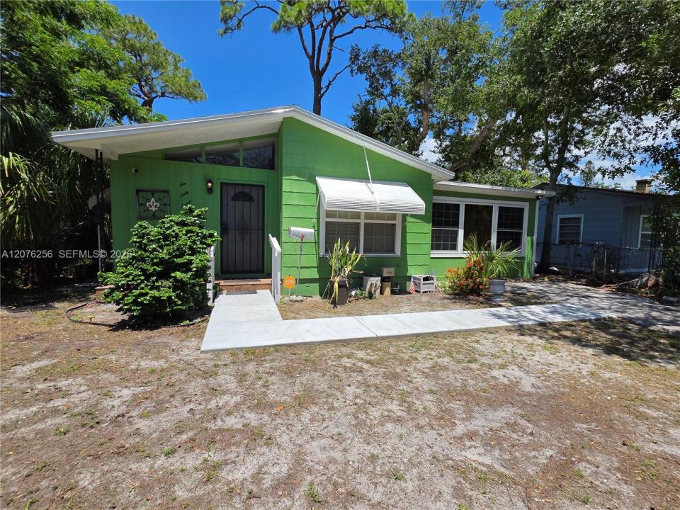 667 W Harbor Dr, St Petersburg, Florida 33705, USA