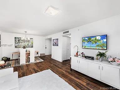 2625 Collins Ave 212, Miami Beach, Florida 33140, USA