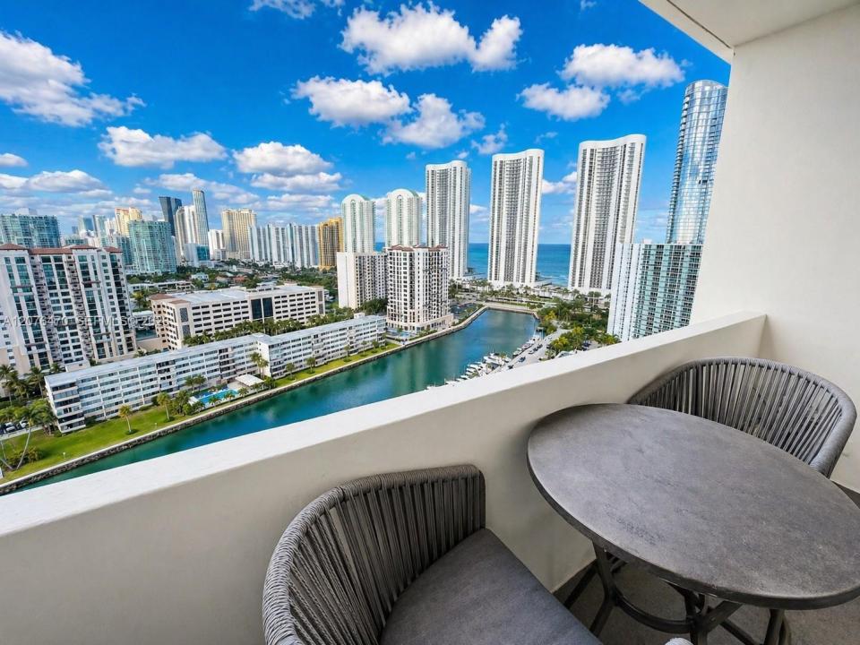 300 Bayview Dr PH11, Sunny Isles Beach, Florida 33160, Stati Uniti