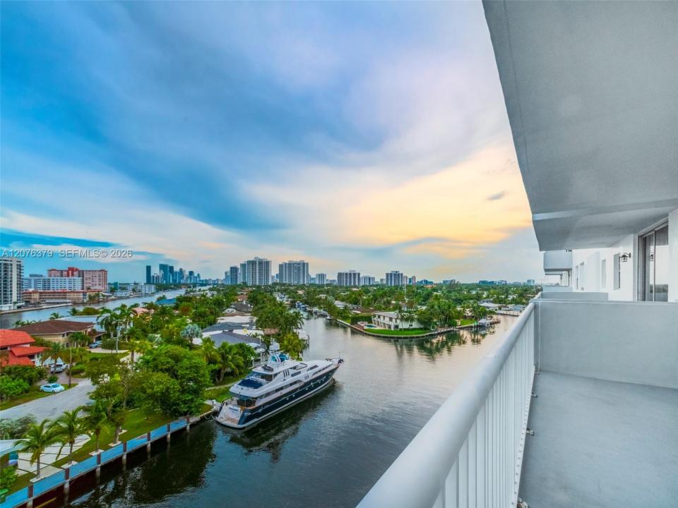 137 Golden Isles Dr 804, Hallandale Beach, Florida 33009, USA
