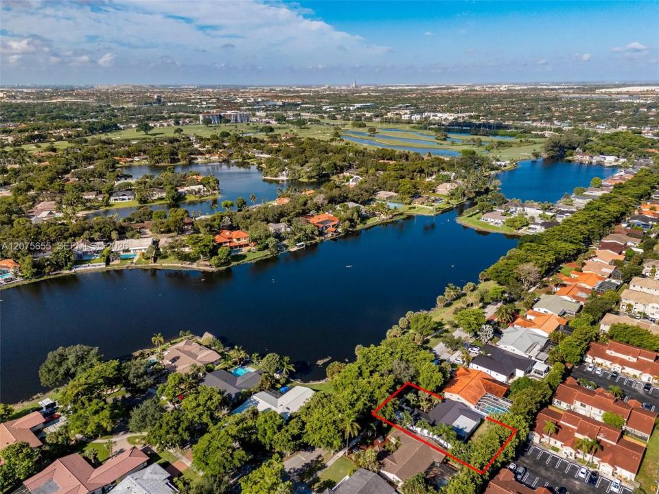 6931 Loch Ness Dr, Miami Lakes, Florida 33014, USA