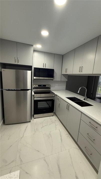 2750 W 63rd Pl 12-24, Hialeah, Florida 33016, Stati Uniti