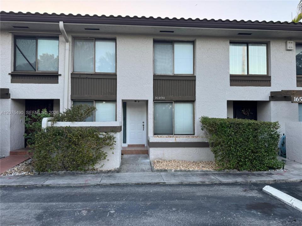 16498 NE 26th Ave 12, North Miami Beach, Florida 33160, USA